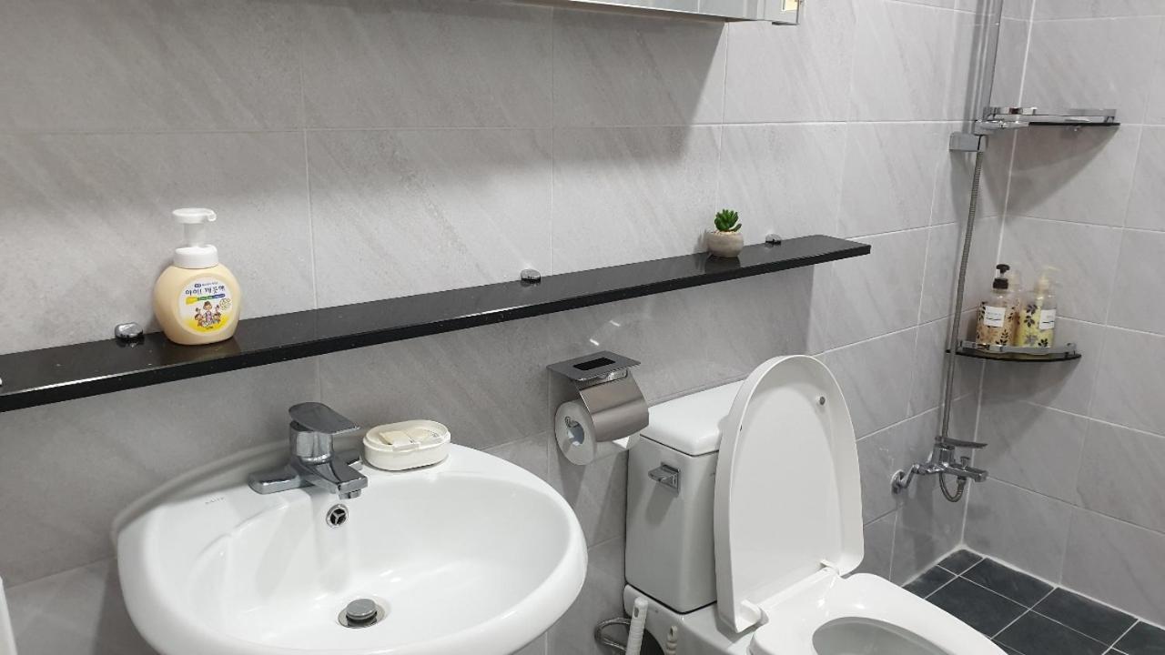 Hongdae Zoe Three Room House Сеул Екстер'єр фото